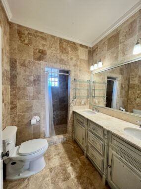 Red Rooster Farm House – 1st floor shared Bathroom -18