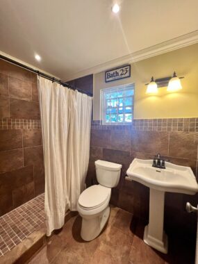 Red Rooster Farm House – ground floor bathroom 22